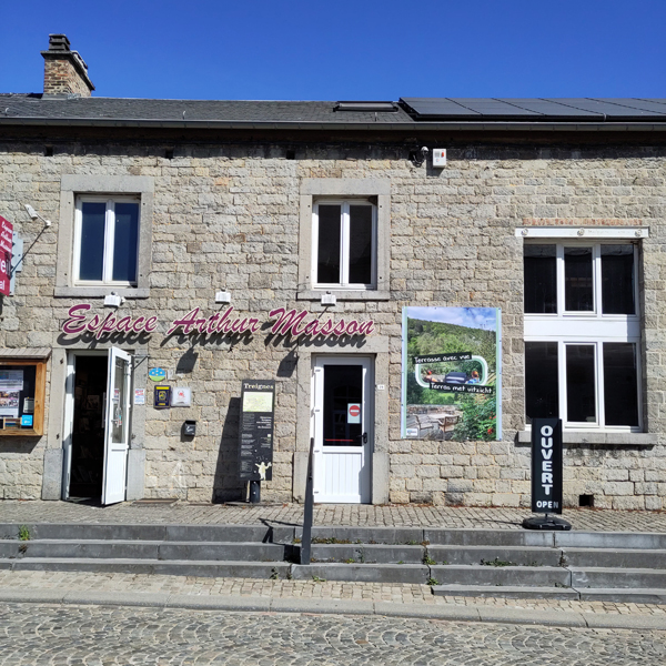 la façade de l'accueil et le cafétéria