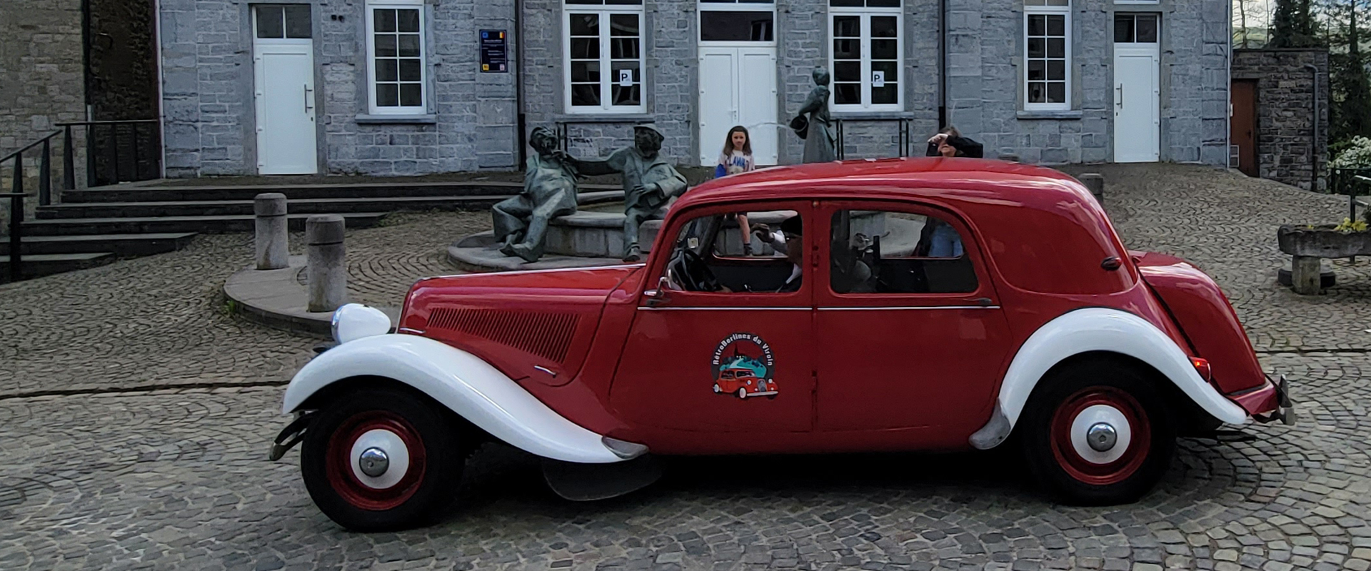 La voiture vintage devant le bâtiment de Parcours-spectacle