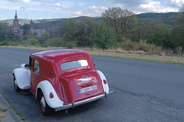 de auto bij de ingang van Vierves-sur-Viroin