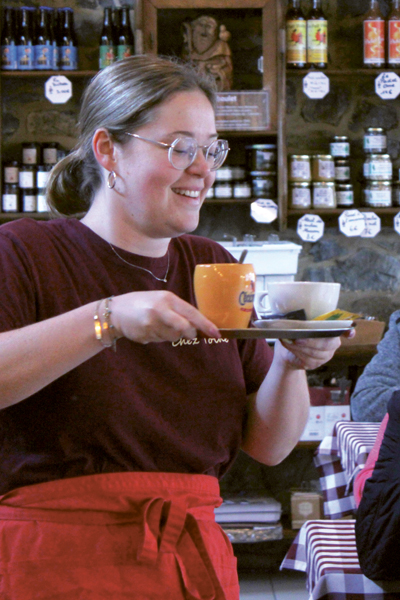 Service des boissons en cafétéria.