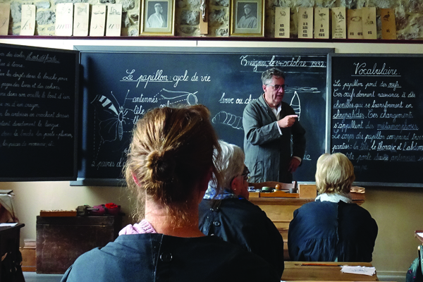 Écoutez bien l'instituteur.
