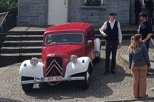 Accompagner par un chauffeur guide.