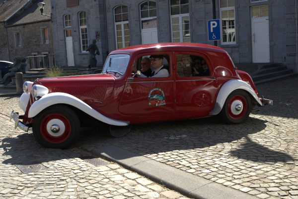 De start van het circuit met de oldtimer